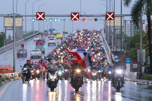 Bilder des Jahres 2021, News 09 September News Themen der Woche KW37 News Bilder des Tages September 19, 2021, Bangkok, Thailand: Protesters seen riding motorbikes on the road during the demonstration..Red Shirt Protesters rally a car mob from Asok Intersection to Democracy Monument in demand of resignation of Prayut Chan-O-Cha, prime minister of Thailand. Bangkok Thailand - ZUMAs197 20210919_zaa_s197_276 Copyright: xPhobthumxYingpaiboonsukx