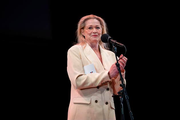 Trine Dyrholm paa scenen ved Lauritzen prisen. Lauritzen prisen bliver uddelt paa Folketeatret soendag den 19. september 2021. Traditionen tro uddeles Lauritzen-prisen paa 250.000 kr. til en mandlig og en kvindelig skuespiller, som paa baggrund af deres store kunstneriske praestationer paa de danske scener, TV eller film skal haedres med den flotte pris. Yderligere uddeles Lauritzen Fondens Visionspris paa 100.000 kr., Lauritzen Fondens Backstage-pris paa 50.000 kr., Lauritzen Fondens Wauw-pris paa 30.000 kr., Lauritzen Fondens Believe in You-priser paa 4 x 25.000 kr. og Lauritzen Fondens Boerne og Unge-pris paa 2 x 50.000 kr.. , Copenhagen Denmark Copyright: MartinxSylvestx COP105 spdk20210919-225935-L