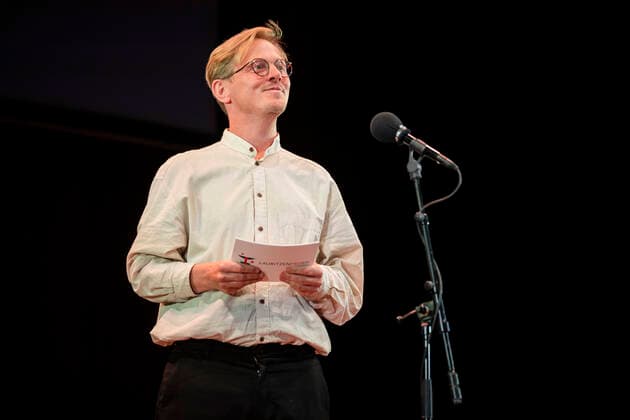Thure Lindhardt paa scenen ved Lauritzen prisen. Lauritzen prisen bliver uddelt paa Folketeatret soendag den 19. september 2021. Traditionen tro uddeles Lauritzen-prisen paa 250.000 kr. til en mandlig og en kvindelig skuespiller, som paa baggrund af deres store kunstneriske praestationer paa de danske scener, TV eller film skal haedres med den flotte pris. Yderligere uddeles Lauritzen Fondens Visionspris paa 100.000 kr., Lauritzen Fondens Backstage-pris paa 50.000 kr., Lauritzen Fondens Wauw-pris paa 30.000 kr., Lauritzen Fondens Believe in You-priser paa 4 x 25.000 kr. og Lauritzen Fondens Boerne og Unge-pris paa 2 x 50.000 kr.. , Copenhagen Denmark Copyright: MartinxSylvestx COP105 spdk20210919-230000-L