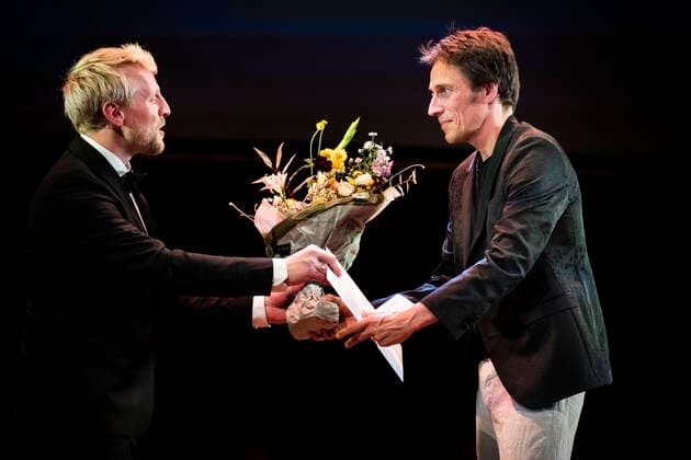 VISIONSPRISEN uddeles til Christian Lollike. Lauritzen prisen bliver uddelt paa Folketeatret soendag den 19. september 2021. Traditionen tro uddeles Lauritzen-prisen paa 250.000 kr. til en mandlig og en kvindelig skuespiller, som paa baggrund af deres store kunstneriske praestationer paa de danske scener, TV eller film skal haedres med den flotte pris. Yderligere uddeles Lauritzen Fondens Visionspris paa 100.000 kr., Lauritzen Fondens Backstage-pris paa 50.000 kr., Lauritzen Fondens Wauw-pris paa 30.000 kr., Lauritzen Fondens Believe in You-priser paa 4 x 25.000 kr. og Lauritzen Fondens Boerne og Unge-pris paa 2 x 50.000 kr.. , Copenhagen Denmark Copyright: MartinxSylvestx COP105 spdk20210919-230200-L