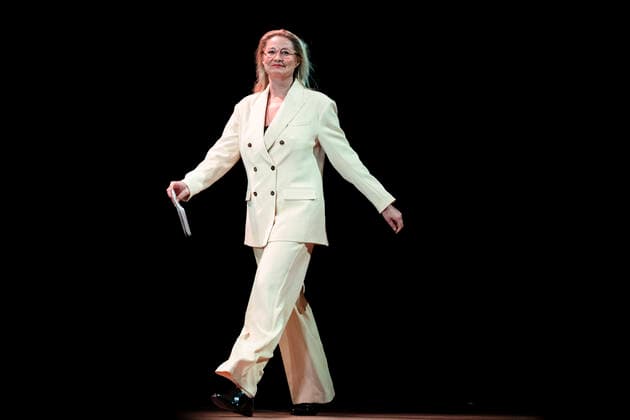 Trine Dyrholm paa scenen ved Lauritzen prisen. Lauritzen prisen bliver uddelt paa Folketeatret soendag den 19. september 2021. Traditionen tro uddeles Lauritzen-prisen paa 250.000 kr. til en mandlig og en kvindelig skuespiller, som paa baggrund af deres store kunstneriske praestationer paa de danske scener, TV eller film skal haedres med den flotte pris. Yderligere uddeles Lauritzen Fondens Visionspris paa 100.000 kr., Lauritzen Fondens Backstage-pris paa 50.000 kr., Lauritzen Fondens Wauw-pris paa 30.000 kr., Lauritzen Fondens Believe in You-priser paa 4 x 25.000 kr. og Lauritzen Fondens Boerne og Unge-pris paa 2 x 50.000 kr.. , Copenhagen Denmark Copyright: MartinxSylvestx COP105 spdk20210919-230631-L