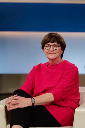 Saskia Esken bei Anne Will 2021-09-16, Deutschland, Berlin - Saskia Esken (SPD), Parteivorsitzende, zu Gast bei Anne Will im Ersten Deutschen Fernsehen. Thema der ARD-Politik-Talkrunde: Noch eine Woche bis zur Wahl - was ist uns das Klima wert? *** Saskia Esken at Anne Will 2021 09 16, Germany, Berlin Saskia Esken SPD , party leader, as a guest at Anne Will in the First German Television Topic of ARD politics talk round Still a week to the election what is the climate worth to us
