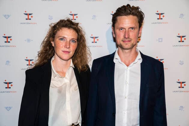 Mikkel Boe Foelsgaard hustruen Freja paa den roede loeber ved Lauritzen prisen. Lauritzen prisen bliver uddelt paa Folketeatret soendag den 19. september 2021. Traditionen tro uddeles Lauritzen-prisen paa 250.000 kr. til en mandlig og en kvindelig skuespiller, som paa baggrund af deres store kunstneriske praestationer paa de danske scener, TV eller film skal haedres med den flotte pris. Yderligere uddeles Lauritzen Fondens Visionspris paa 100.000 kr., Lauritzen Fondens Backstage-pris paa 50.000 kr., Lauritzen Fondens Wauw-pris paa 30.000 kr., Lauritzen Fondens Believe in You-priser paa 4 x 25.000 kr. og Lauritzen Fondens Boerne og Unge-pris paa 2 x 50.000 kr.. , Copenhagen Denmark Copyright: MartinxSylvestx COP105 spdk20210919-233345-L