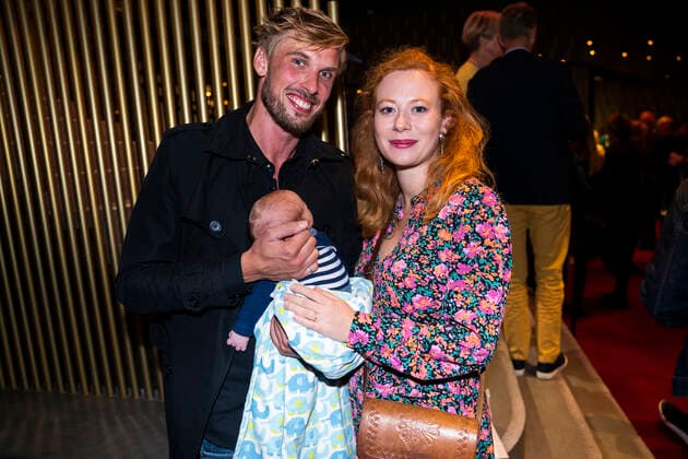 Sara Viktoria Bjerregaard, Kaereste og nyfoedte Baby ved Lauritzen prisen. Lauritzen prisen bliver uddelt paa Folketeatret soendag den 19. september 2021. Traditionen tro uddeles Lauritzen-prisen paa 250.000 kr. til en mandlig og en kvindelig skuespiller, som paa baggrund af deres store kunstneriske praestationer paa de danske scener, TV eller film skal haedres med den flotte pris. Yderligere uddeles Lauritzen Fondens Visionspris paa 100.000 kr., Lauritzen Fondens Backstage-pris paa 50.000 kr., Lauritzen Fondens Wauw-pris paa 30.000 kr., Lauritzen Fondens Believe in You-priser paa 4 x 25.000 kr. og Lauritzen Fondens Boerne og Unge-pris paa 2 x 50.000 kr.. , Copenhagen Denmark Copyright: MartinxSylvestx COP105 spdk20210919-233550-L