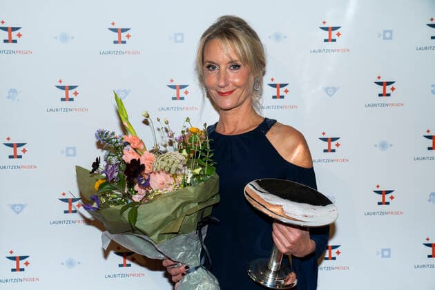 Anette Stoevelbaek efter showet. Lauritzen prisen bliver uddelt paa Folketeatret soendag den 19. september 2021. Traditionen tro uddeles Lauritzen-prisen paa 250.000 kr. til en mandlig og en kvindelig skuespiller, som paa baggrund af deres store kunstneriske praestationer paa de danske scener, TV eller film skal haedres med den flotte pris. Yderligere uddeles Lauritzen Fondens Visionspris paa 100.000 kr., Lauritzen Fondens Backstage-pris paa 50.000 kr., Lauritzen Fondens Wauw-pris paa 30.000 kr., Lauritzen Fondens Believe in You-priser paa 4 x 25.000 kr. og Lauritzen Fondens Boerne og Unge-pris paa 2 x 50.000 kr.. , Copenhagen Denmark Copyright: MartinxSylvestx COP105 spdk20210919-235138-L