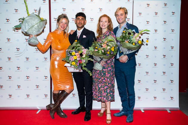 Jennifer Vedsted Christiansen, Arian Kashef, Sara Viktoria Bjerregaard og Lue Stoevelbaek efter showet. Lauritzen prisen bliver uddelt paa Folketeatret soendag den 19. september 2021. Traditionen tro uddeles Lauritzen-prisen paa 250.000 kr. til en mandlig og en kvindelig skuespiller, som paa baggrund af deres store kunstneriske praestationer paa de danske scener, TV eller film skal haedres med den flotte pris. Yderligere uddeles Lauritzen Fondens Visionspris paa 100.000 kr., Lauritzen Fondens Backstage-pris paa 50.000 kr., Lauritzen Fondens Wauw-pris paa 30.000 kr., Lauritzen Fondens Believe in You-priser paa 4 x 25.000 kr. og Lauritzen Fondens Boerne og Unge-pris paa 2 x 50.000 kr.. , Copenhagen Denmark Copyright: MartinxSylvestx COP105 spdk20210919-235230-L