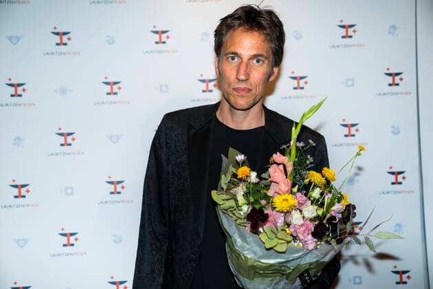 Christian Lollike efter showet. Lauritzen prisen bliver uddelt paa Folketeatret soendag den 19. september 2021. Traditionen tro uddeles Lauritzen-prisen paa 250.000 kr. til en mandlig og en kvindelig skuespiller, som paa baggrund af deres store kunstneriske praestationer paa de danske scener, TV eller film skal haedres med den flotte pris. Yderligere uddeles Lauritzen Fondens Visionspris paa 100.000 kr., Lauritzen Fondens Backstage-pris paa 50.000 kr., Lauritzen Fondens Wauw-pris paa 30.000 kr., Lauritzen Fondens Believe in You-priser paa 4 x 25.000 kr. og Lauritzen Fondens Boerne og Unge-pris paa 2 x 50.000 kr.. , Copenhagen Denmark Copyright: MartinxSylvestx COP105 spdk20210919-235438-L