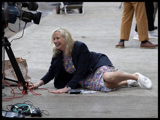 Bilder des Jahres 2021, Entertainment 09 September Entertainment Bilder des Tages Wetteransagerin Carol Kirkwood stürzt während Übertragung zu Boden . 20 09 2021. London, United Kingdom. TV weather girl Carol Kirkwood lies on the ground after trying to catch a guide dog puppy at the end of her weather bulletin at the Chelsea Flower Show in London, which was moved from May to September for the first time in its 109-year history due to Covid 19 .  xStephenxLockx xi-Imagesx IIM-22586-0003