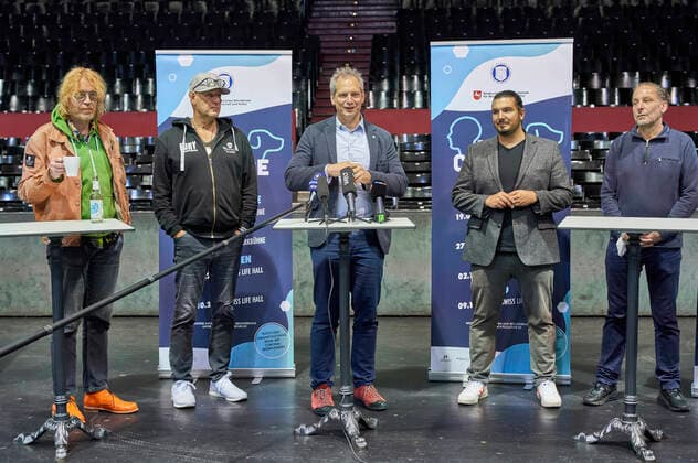 Christof Stein-Schneider und Kai Wingenfelder (Fury in Slaughterhouse), Nico Röger (Geschäftsführer Hannover Concerts), Professor Dr. Holger Volk (Leiter der Klinik für Kleintiere der TiHo) und Stefan Schreckensberger (Geschäftsführer von ProEvent Hannover) bei der Prästentation der Konzertreihe Back to Culture in Verbindung mit einer Teststudie mit Corona-Spürhunden in der Swiss Life Hall. Hannover, 19.09.2021