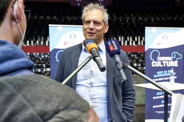 Professor Dr. Holger Volk (Leiter der Klinik für Kleintiere der TiHo) bei der Prästentation der Konzertreihe Back to Culture in Verbindung mit einer Teststudie mit Corona-Spürhunden in der Swiss Life Hall. Hannover, 19.09.2021