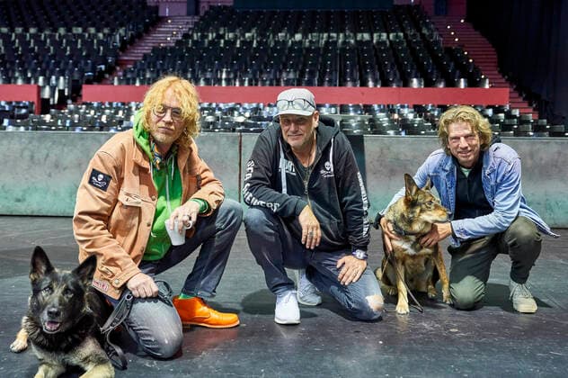 Christof Stein-Schneider, Kai Wingenfelder und Rainer Schumann von Fury in the Slaughterhouse mit Corona-Spürhunden bei der Prästentation der Konzertreihe Back to Culture in Verbindung mit einer Teststudie mit Corona-Spürhunden in der Swiss Life Hall. Hannover, 19.09.2021