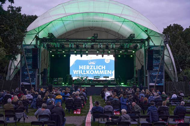 Konzertbesucher bei einem Testkonzert mit Fury in the Slaughterhouse im Rahmen der Konzertreihe Back to Culture in Verbindung mit einer Teststudie mit Corona-Spürhunden auf der Gilde Parkbühne. Hannover, 19.09.2021
