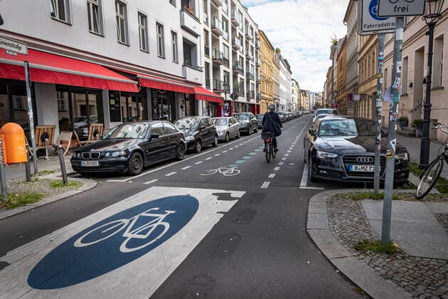 Berlin Mitte, ehemalige Spandauer Vorstadt Scheunenviertel: die Linienstraße ist eine Fahrradstraße, also nur für Radfahrer Berlin Mitte *** Berlin Mitte, former Spandauer Vorstadt Scheunenviertel the Linienstraße is a bicycle street, so only for cyclists Berlin Mitte