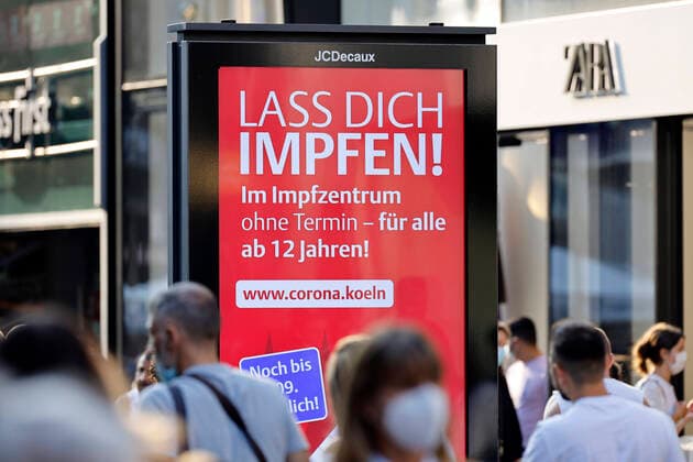 Die Stadt Köln wirbt auf Plakattafeln für ihr Impfangebot. Bürger ab 12 Jahren können sich ohne Termin in einem der Impfzentren oder mobilen Impfstellen ohne Voranmeldung impfen lassen. Über die Risiken werden Impflinge in einem Blatt aufgeklärt. Kritiker halten diese Aufklärung allerdings für unzureichend, da Langzeitstudien fehlen. (Themenbild, Symbolbild) Köln, 18.09.2021