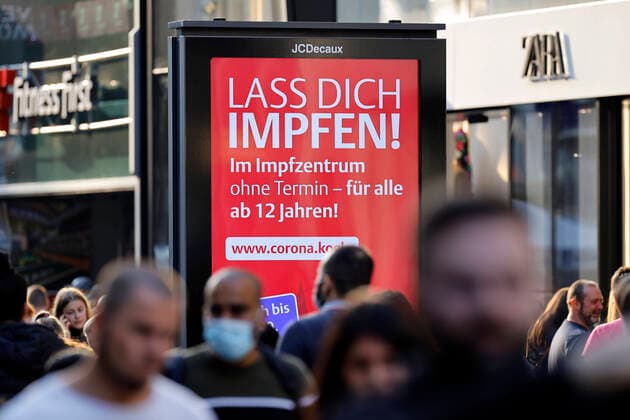 Die Stadt Köln wirbt auf Plakattafeln für ihr Impfangebot. Bürger ab 12 Jahren können sich ohne Termin in einem der Impfzentren oder mobilen Impfstellen ohne Voranmeldung impfen lassen. Über die Risiken werden Impflinge in einem Blatt aufgeklärt. Kritiker halten diese Aufklärung allerdings für unzureichend, da Langzeitstudien fehlen. (Themenbild, Symbolbild) Köln, 18.09.2021