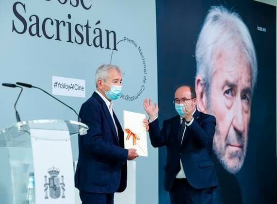 News Bilder des Tages San Sebastian Film Festival, Jose Sacristan erhält National Cinema Award Spanish actor Jose Sacristan (L) receives from hands of Culture minister Miquel Iceta (R) the National Cinema Award for all his career on the ocassion of the 69th San Sebastian International Film Festival (SSIFF), in San Sebastian, Spain, 20 September 2021. The festival runs from 17 to 25 September. 69th San Sebastian International Film Festival !ACHTUNG: NUR REDAKTIONELLE NUTZUNG!  Copyright: xJuanxHerrerox GRAFCAV8312 20210920-a5ad26e3c76906df70351c355a71fa6e57457a87