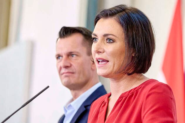 - Wien 20.09.2021 - Corona Krise - Heute am Vormittag fand im Bundeskanzleramt eine Pressekonferenz zum Thema Wintertourismus in Österreich statt. Es wurden die neuen Corona-Regeln für die kommende Skisaison bekannt gegeben. PHOTO: Tourismusministerin Elisabeth Köstinger (R ÖVP), Gesundheitsminister Wolfgang Mückstein (Grüne) während der PK. Vienna (AUSTRIA) - Corona Crisis - This morning a press conference on winter tourism in Austria took place in the Federal Chancellery. The new corona rules for the coming ski season have been announced. Presskonferenz zu Wintertourismus in Österreich