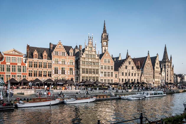 Touristenboot auf dem Fluss Leie, Ganslei Kai, Rathaus der Vrije Schippers, mittelalterliche Häuser, Gent, Flandern, Belgien, Europ