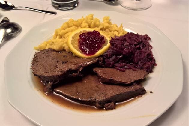 Rinderbraten (Fleisch) mit Spaetzle und Blaukraut *** Roast beef with Spaetzle and red cabbage