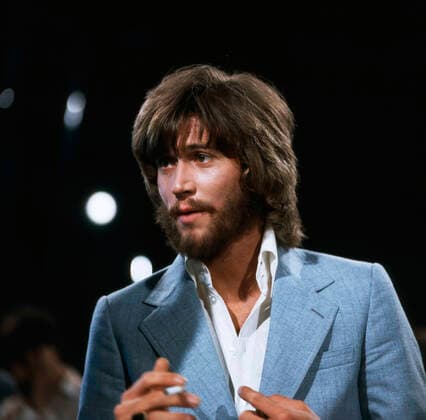 BARRY GIBB Barry Gibb, britischer Sänger und Musikproduzent, Mitglied der Popgruppe Bee Gees, hier bei einem Solo-Auftritt 1973. Barry Gibb, British singer and music producer, member of the pop group Bee Gees, here at a solo performance in 1973., Deutschland Copyright: kpa UnitedArchives55022361 EDITORIAL USE ONLY