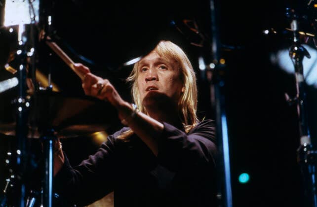NICKO MCBRAIN Nicko McBrain, englischer Musiker, Schlagzeuger der Hard Rock, Heavy Metal Band Iron Maiden, spielt in der ARD Musiksendung: Super Drumming, 1989. Nicko McBrain, English musician, drummer of the Hard Rock and Heavy Metal band Iron Maiden, plays in the ARD music programme: Super Drumming, 1989., Deutschland Copyright: kpa UnitedArchives55022449 EDITORIAL USE ONLY