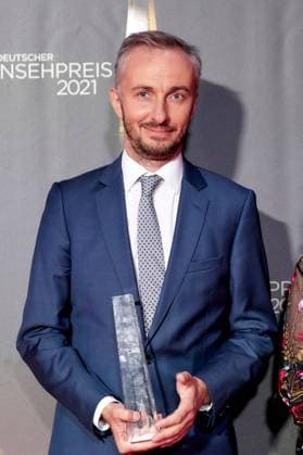 Der Deutsche Fernsehpreis 2021 Preisträger Jan Böhmermann auf dem roten Teppich bei der Verleihung des Deutschen Fernsehpreises im Tanzbrunnen in Köln. *** German Television Award 2021 winner Jan Böhmermann on the red carpet at the German Television Award ceremony at the Tanzbrunnen in Cologne, Germany Copyright: xEventpressxGolejewskix