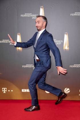 Der Deutsche Fernsehpreis 2021 Jan Böhmermann auf dem roten Teppich bei der Verleihung des Deutschen Fernsehpreises im Tanzbrunnen in Köln. *** The German Television Award 2021 Jan Böhmermann on the red carpet at the award ceremony of the German Television Award at the Tanzbrunnen in Cologne Copyright: xEventpressxGolejewskix