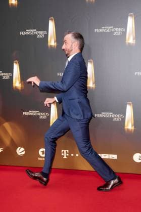 Der Deutsche Fernsehpreis 2021 Jan Böhmermann auf dem roten Teppich bei der Verleihung des Deutschen Fernsehpreises im Tanzbrunnen in Köln. *** The German Television Award 2021 Jan Böhmermann on the red carpet at the award ceremony of the German Television Award at the Tanzbrunnen in Cologne Copyright: xEventpressxGolejewskix