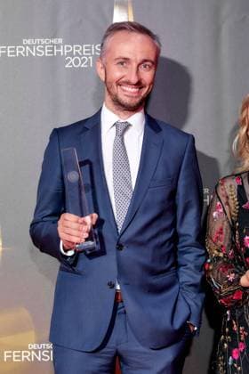 Der Deutsche Fernsehpreis 2021 Preisträger Jan Böhmermann auf dem roten Teppich bei der Verleihung des Deutschen Fernsehpreises im Tanzbrunnen in Köln. *** German Television Award 2021 winner Jan Böhmermann on the red carpet at the German Television Award ceremony at the Tanzbrunnen in Cologne, Germany Copyright: xEventpressxGolejewskix