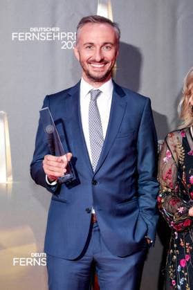 Der Deutsche Fernsehpreis 2021 Preisträger Jan Böhmermann auf dem roten Teppich bei der Verleihung des Deutschen Fernsehpreises im Tanzbrunnen in Köln. Copyright: xEventpressxGolejewskix
