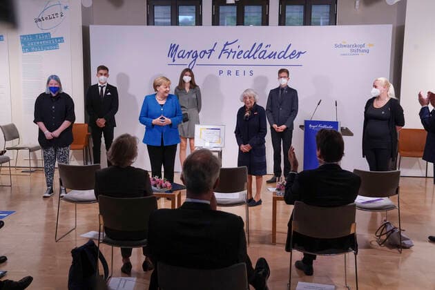 Verleihung des Margot-Friedlaender-Preis 2021 Aktuell,20.09.2021,Berlin, Bundeskanzlerin Dr. Angela Merkel gemeinsam mit der Holocaust Uberlebenden Margot Friedlaender Verleiht Sie den Preis an die Preistraeger und das Projekt Tagebuch der Gefuehle bei der Verleihung des Margot-Friedlaender-Preis Berlin Berlin Deutschland