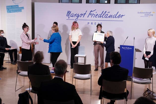 Verleihung des Margot-Friedlaender-Preis 2021 Aktuell,20.09.2021,Berlin, Bundeskanzlerin Dr. Angela Merkel gemeinsam mit der Holocaust Uberlebenden Margot Friedlaender Verleiht Sie den Preis an die Preistraeger und das Projekt Spuren im Stadtbild-Verfolgung und Enteignung juedischer Leipziger bei der Verleihung des Margot-Friedlaender-Preis Berlin Berlin Deutschland