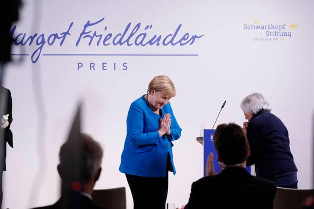 Verleihung des Margot-Friedlaender-Preis 2021 Aktuell,20.09.2021,Berlin, Bundeskanzlerin Dr. Angela Merkel bedankt sich beider Holocaust Uberlebenden Margot Friedlaender bei der Verleihung des Margot-Friedlaender-Preise Berlin Berlin Deutschland