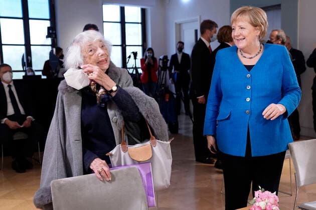 Verleihung des Margot-Friedlaender-Preis 2021 Aktuell,20.09.2021,Berlin, Bundeskanzlerin Dr. Angela Merkel gemeinsam mit der Holocaust Uberlebenden Margot Friedlaender bei der Verleihung des Margot-Friedlaender-Preis Berlin Berlin Deutschland
