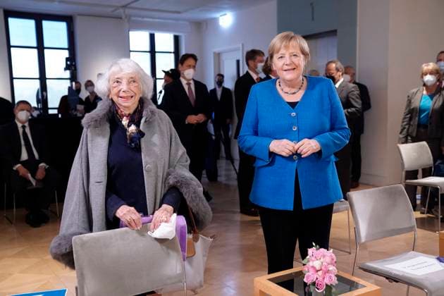 News Bilder des Tages Verleihung des Margot-Friedlaender-Preis 2021 Aktuell,20.09.2021,Berlin, Bundeskanzlerin Dr. Angela Merkel gemeinsam mit der Holocaust Uberlebenden Margot Friedlaender bei der Verleihung des Margot-Friedlaender-Preis Berlin Berlin Deutschland