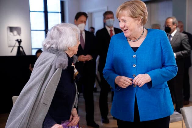 Verleihung des Margot-Friedlaender-Preis 2021 Aktuell,20.09.2021,Berlin, Bundeskanzlerin Dr. Angela Merkel gemeinsam mit der Holocaust Uberlebenden Margot Friedlaender bei der Verleihung des Margot-Friedlaender-Preis Berlin Berlin Deutschland