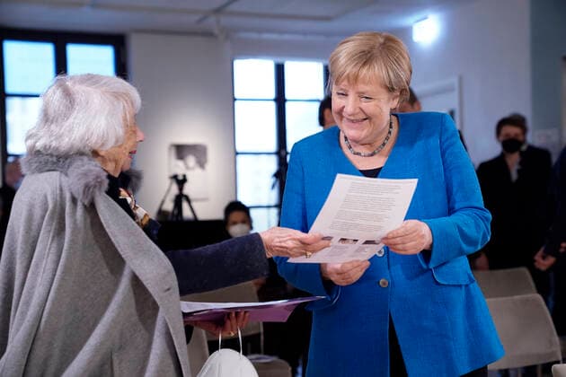 Verleihung des Margot-Friedlaender-Preis 2021 Aktuell,20.09.2021,Berlin, Bundeskanzlerin Dr. Angela Merkel gemeinsam mit der Holocaust Uberlebenden Margot Friedlaender bei der Verleihung des Margot-Friedlaender-Preis Berlin Berlin Deutschland