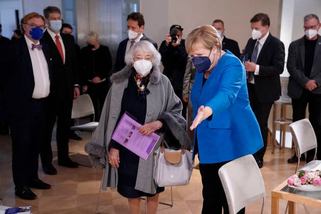 Verleihung des Margot-Friedlaender-Preis 2021 Aktuell,20.09.2021,Berlin, Bundeskanzlerin Dr. Angela Merkel gemeinsam mit der Holocaust Uberlebenden Margot Friedlaender bei der Verleihung des Margot-Friedlaender-Preis Berlin Berlin Deutschland