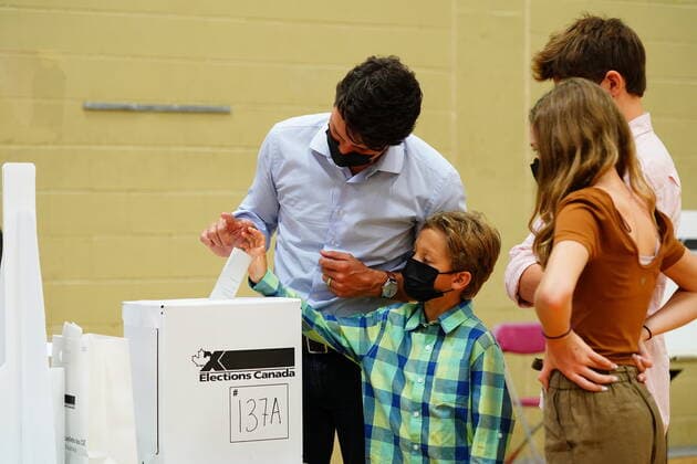September 20, 2021, Montreal, PQ, Canada: Liberal leader Justin Trudeau casts his ballot in the 44th general federal election as he s joined by his children, Xavier, Ella-Grace and Hadrien in his riding of Papineau, Montreal on Monday, Sept. 20, 2021. Montreal Canada  - ZUMAc35_ 20210920_zaf_c35_031 Copyright: xSeanxKilpatrickx