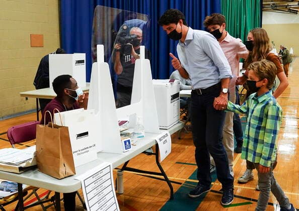 Bilder des Jahres 2021, News 09 September News Themen der Woche KW38 News Bilder des Tages September 20, 2021, Montreal, Quebec, Canada: Liberal leader Justin Trudeau votes with the help of his children, clockwise from top, Xavier, Ella-Grace and Hadrien, in his riding of Papineau, Montreal, Quebec on Monday, Sept. 20, 2021. Montreal Canada  - ZUMAc35_ 20210920_zaf_c35_034 Copyright: xSeanxKilpatrickx