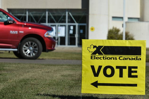 Federal Election 2021 In Canada An Election Canada sign visible in front of a polling station along Ellerslie Road in Edmonton. On Monday, September 20, 2021, in Edmonton, Alberta, Canada. Edmonton Canada widak-federale210920_npQqA  Copyright: xArturxWidakx