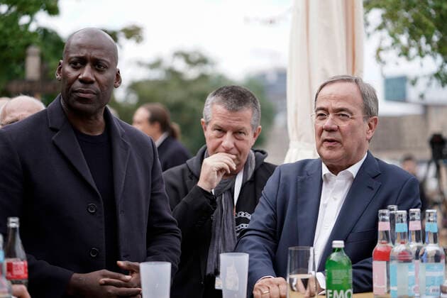 Vorstellung des Papiers Erfolgreicher Neustart für die Kreativwirtschaft Aktuell, 20.09.2021, Berlin, Armin Laschet Ministerpraesident von Nordrhein-Westfalen, CDU-Vorsitzender und Kanzlerkandidat der CDU gemeinsam mit Bundestagskandidat und Mitglied des Zukunftsteams Joe Chialo und Christian Goiny Abgeordneter fuer Lichterfelde in der Mitte bei der Vorstellung des Papiers Erfolgreicher Neustart für die Kreativwirtschaft im Rahmen des Bundestagswahlkampf 2021 im Badeschiff Berlin Treptow Berlin Berlin Deutschland *** Presentation of the paper Successful new start for the creative industries Current, 20 09 2021, Berlin, Armin Laschet Prime Minister of North Rhine-Westphalia, CDU Chairman and candidate for Chancellor of the CDU togeth