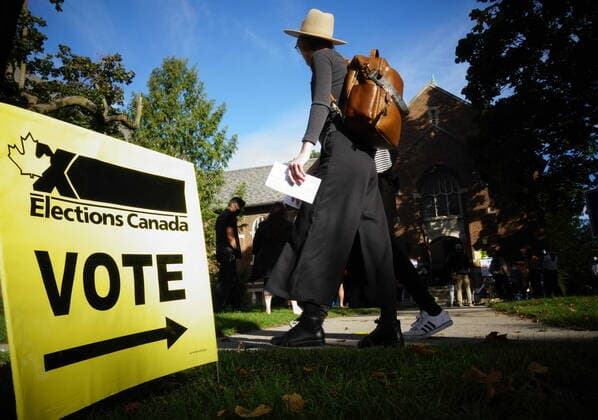 September 20, 2021, Toronto, Canada: People start to line up early for the Canadian general election before polls open in west-end Toronto. Toronto Canada  - ZUMAc35_ 20210920_zaf_c35_011 Copyright: xGraemexRoyx