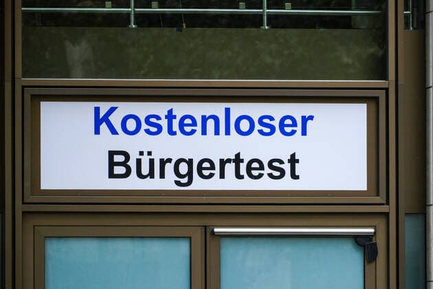 Düsseldorf 21.09.2021 kostenloser Bürgertest Einkaufsmeile Shoppingmeile Einkaufen Shoppen Geschäft Pandemie Lockdown shutdown Covid Corona Maskenpflicht Notbremse Coronatest Test Inzidenz Inzidenzwert PCR Abrechnung Schnelltestzentrum Schnelltest kostenlos kostenfrei Covid-19 Düsseldorf Nordrhein-Westfalen Deutschland