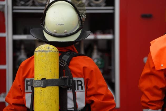 Feuerwehr und Notarzt, Symbolfotos Symbolbild: Feuerwehr, Einsatz, Blaulicht, Atemschutz Symbol - Themenbild: Feuerwehr, Niedersachsen, Salzgitter, Hannover, Braunschweig, Wolfenbüttel, Harz, Harzvorland, Atemschutz, Atemschutzüberwachung, Blaulicht, Funkgerät, Digitalfunk, Feuerwehrmann, Löscheinsatz, Schlauch, Helm, PSA, Einsatzkleidung, Helm, Notruf, 112, Löschfahrzeug, Polizei, Rettungsdienst Deutschland *** Symbol fire brigade, operation, blue light, respiratory protection symbol theme fire brigade, Lower Saxony, Salzgitter, Hanover, Brunswick, Wolfenbüttel, Harz, Harz foreland, respiratory protection, respiratory protection monitoring, blue light, radio, digital radio, firefighter, fire fighting, hose, helmet, PSA, operation clothing, helmet, emergency call, 1 Copyright: xMartinxDziadekx