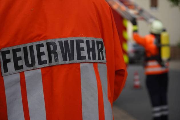 Feuerwehr und Notarzt, Symbolfotos Symbolbild: Feuerwehr, Einsatz, Blaulicht, Atemschutz Symbol - Themenbild: Feuerwehr, Niedersachsen, Salzgitter, Hannover, Braunschweig, Wolfenbüttel, Harz, Harzvorland, Atemschutz, Atemschutzüberwachung, Blaulicht, Funkgerät, Digitalfunk, Feuerwehrmann, Löscheinsatz, Schlauch, Helm, PSA, Einsatzkleidung, Helm, Notruf, 112, Löschfahrzeug, Polizei, Rettungsdienst Deutschland *** Symbol fire brigade, operation, blue light, respiratory protection symbol theme fire brigade, Lower Saxony, Salzgitter, Hanover, Brunswick, Wolfenbüttel, Harz, Harz foreland, respiratory protection, respiratory protection monitoring, blue light, radio, digital radio, firefighter, fire fighting, hose, helmet, PSA, operation clothing, helmet, emergency call, 1 Copyright: xMartinxDziadekx