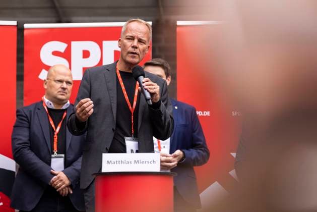 Olaf Scholz in Lehrte Wahlkampftour von Olaf Scholz. SPD Kanzlerkandidat Olaf Scholz trat am 21.09.2021, im Rahmen seiner Wahlkampftour, in Lehrte bei Hannover auf. Mit Dabei waren weitere Kandidaten für politische Ämter aus der Bundes-, sowie Kommunalpolitik. Im Bild spricht Matthias Miersch, Direktkandidat der SPD für den Bundestag. Deutschland, Niedersachsen, Region Hannover, Lehrte, 21.09.2021 *** Olaf Scholz in Lehrte election campaign tour of Olaf Scholz SPD chancellor candidate Olaf Scholz appeared on 21 09 2021, in the context of his election campaign tour, in Lehrte near Hanover With it were further candidates for political offices from the federal, as well as local politics In the picture speaks Matthias Miersch, direct candidate