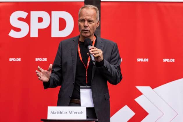 Olaf Scholz in Lehrte Wahlkampftour von Olaf Scholz. SPD Kanzlerkandidat Olaf Scholz trat am 21.09.2021, im Rahmen seiner Wahlkampftour, in Lehrte bei Hannover auf. Mit Dabei waren weitere Kandidaten für politische Ämter aus der Bundes-, sowie Kommunalpolitik. Im Bild spricht Matthias Miersch, Direktkandidat der SPD für den Bundestag. Deutschland, Niedersachsen, Region Hannover, Lehrte, 21.09.2021 *** Olaf Scholz in Lehrte election campaign tour of Olaf Scholz SPD chancellor candidate Olaf Scholz appeared on 21 09 2021, in the context of his election campaign tour, in Lehrte near Hanover With it were further candidates for political offices from the federal, as well as local politics In the picture speaks Matthias Miersch, direct candidate