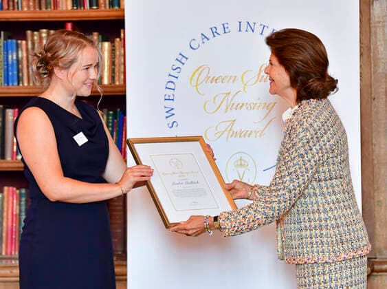 STOCKHOLM 20210921 Queen Silvia of Sweden hand out a scholarship from Queen Silvia Nursing Award to year 2020 winner Lisabet Lindbäck from Swedenduring a ceremony at the Royal palace in Stockholm, Sweden September 21, 2021 STOCKHOLM Sweden x10030x,  Copyright: xJonasxEkströmer TTx QUEEN SILVIA NURSING AWARD