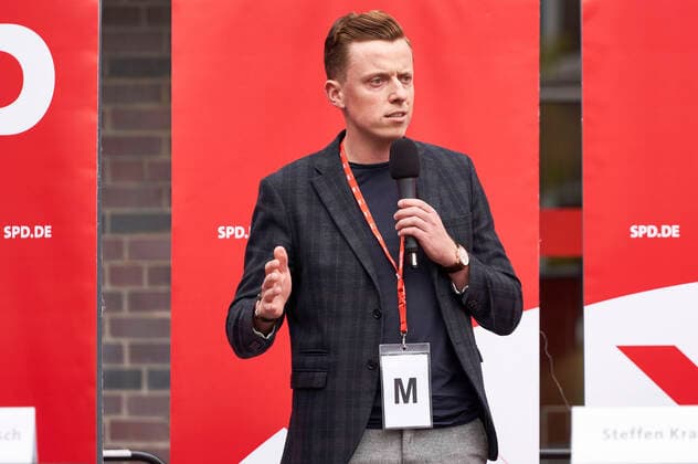 Adis Ahmetovic bei einer Wahlkampfveranstaltung der SPD auf der Burgdorfer Szraße. Lehrte, 21.09.2021